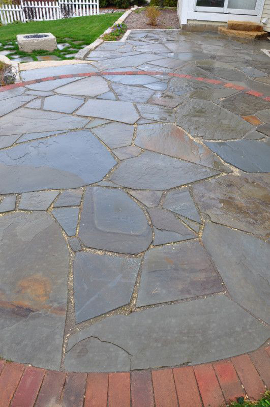 Grafton__WI___Irregular_Bluestone_Patio___Red_Clay_Brick___Circle_Inlay___Lannon_Cobbles_3-574-1500-800-80b