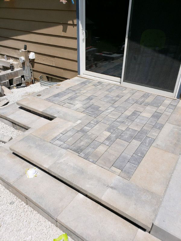 Greendale__WI___Unilock___Techo_Bloc___Stoop___Artline_Inlay-592-1500-800-80b
